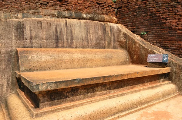 Le Trône sur le sommet de Sigiriya (rocher du Lion) est un ancien ro — Photo