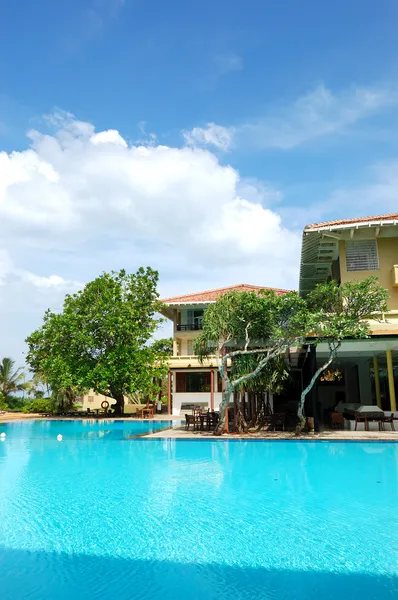 La piscina en el hotel de lujo y restaurante al aire libre en la natación —  Fotos de Stock