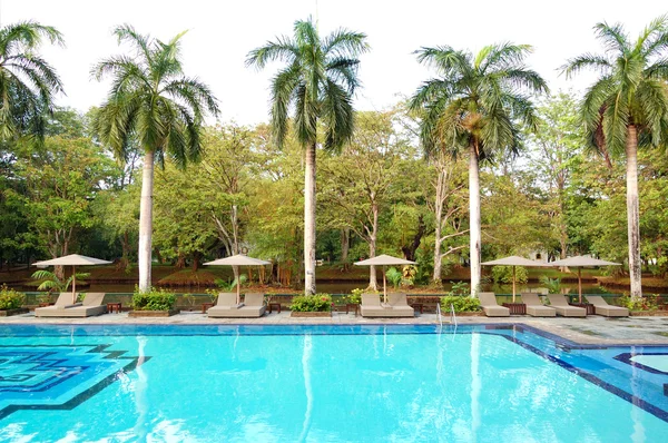 Zwembad op de luxehotel, bentota, sri lanka — Stockfoto