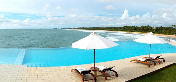 El panorama de la piscina y la playa vistas al mar, Bentota, S —  Fotos de Stock