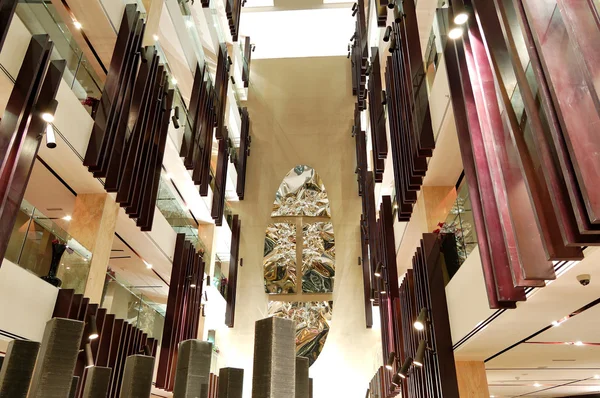 Lobbyinterieur des Luxushotels in nächtlicher Beleuchtung, Dubai, — Stockfoto