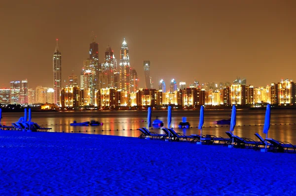 Night illumination of the luxury hotel beach on Palm Jumeirah ma — Stock Photo, Image