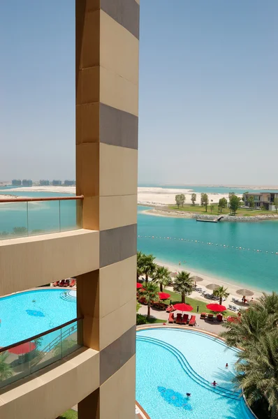 查看的豪华酒店，阿布扎比，阿联酋的海滩上 — 图库照片