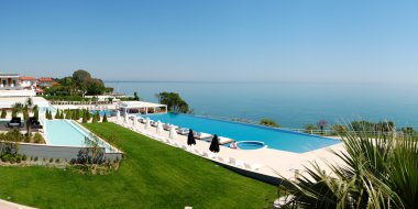 sonsuzluk Yüzme Havuzu ile modern lüks plaj Panoraması
