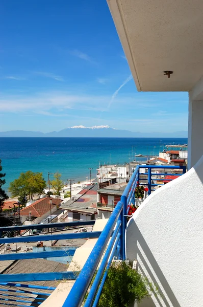 A vista da varanda em uma praia e montanha Olympus no backgro — Fotografia de Stock