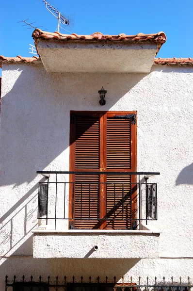 Das Äußere des Hauses mit verschlossenen Türen, Chalkidiki, Griechenland — Stockfoto