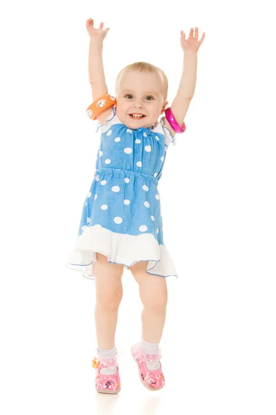 Маленька дівчинка підняла руки вгору — стокове фото