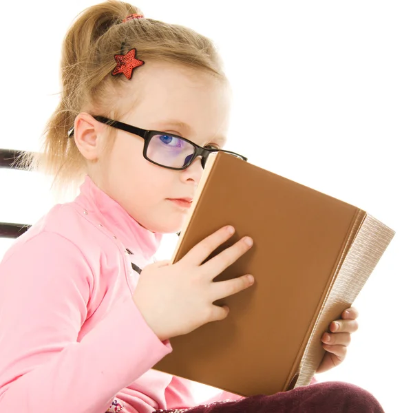 La niña en gafas con un libro —  Fotos de Stock