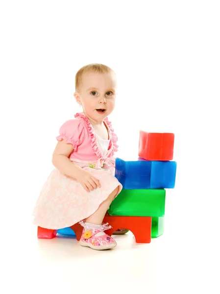 Baby spelen met kleurrijke blokken — Stockfoto