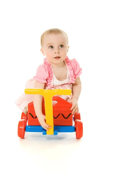 Baby sitzt auf einem Trolley — Stockfoto