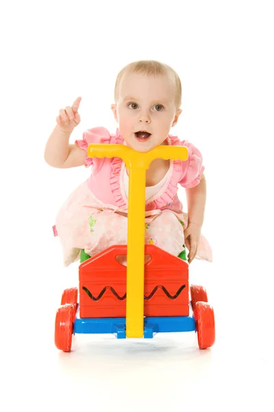 Baby sitzt auf einem Trolley — Stockfoto