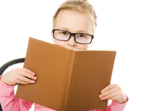 Den lilla flickan i glas med en bok — Stockfoto