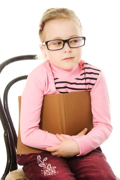 La bambina in occhiali con un libro — Foto Stock