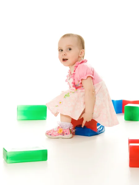 Dziecko bawiąc się kolorowe klocki — Zdjęcie stockowe