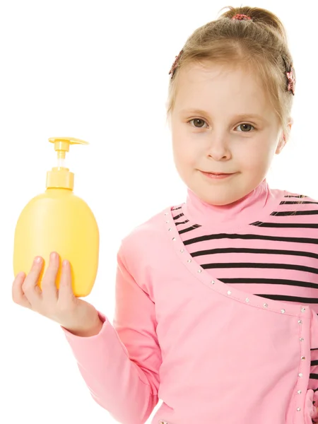 Девушка держит пластиковую бутылку — стоковое фото