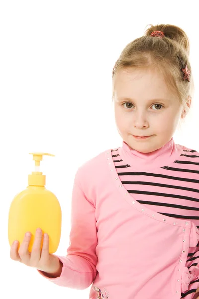 Ta dívka drží plastová láhev — Stock fotografie