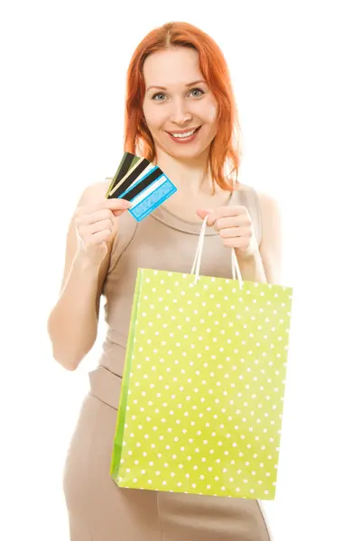 Femme avec cartes de crédit et achats . — Photo