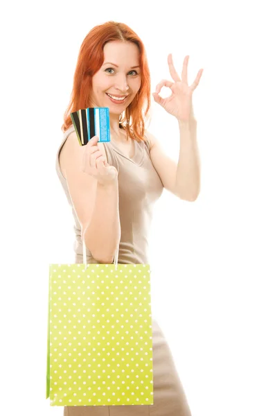 Γυναίκα με πιστωτικές κάρτες και ψώνια. — Φωτογραφία Αρχείου
