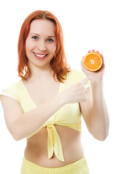 Молода жінка з апельсинами в руках — стокове фото