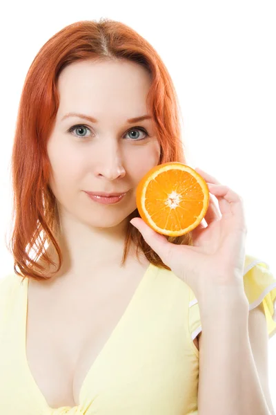 Mujer joven con naranjas en las manos —  Fotos de Stock