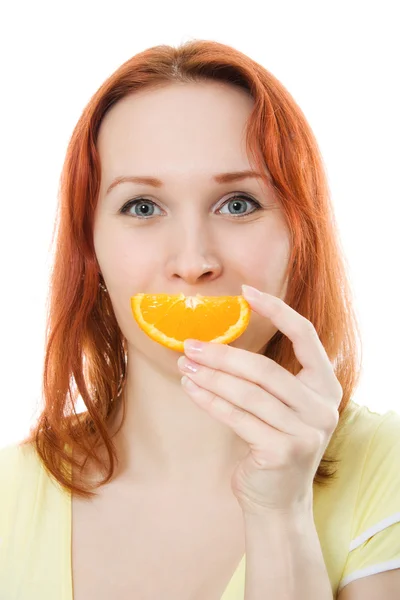 Jeune femme avec des oranges dans ses mains — Photo