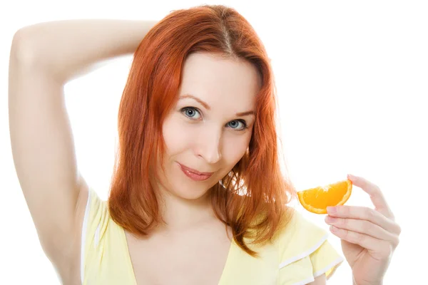 Молодая женщина с апельсинами в руках — стоковое фото