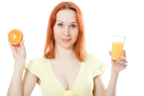 Mujer joven con jugo de naranja y panes — Foto de Stock