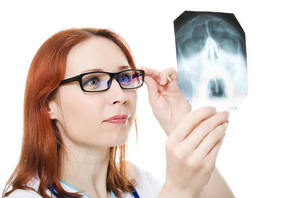 Médica examinando a imagem de raios-X em um fundo branco . — Fotografia de Stock