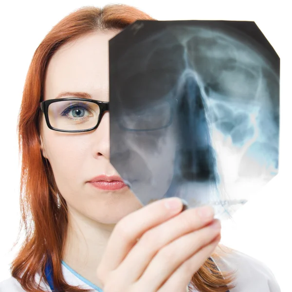 Женщина-врач изучает рентгеновское изображение на белом фоне . — стоковое фото