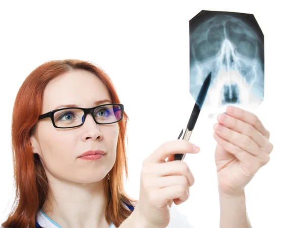 Vrouwelijke arts behandeling van x-ray afbeelding op een witte achtergrond. — Stockfoto