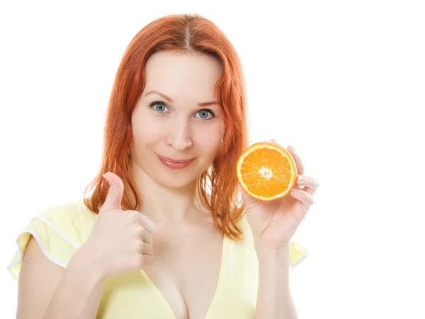 オレンジを持つ若い女性は — ストック写真