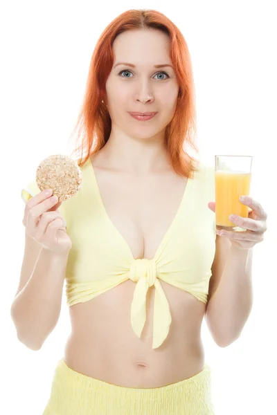 Jeune femme avec du jus d'orange et des pains — Photo