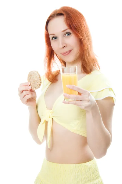 Jeune femme avec du jus d'orange et des pains — Photo