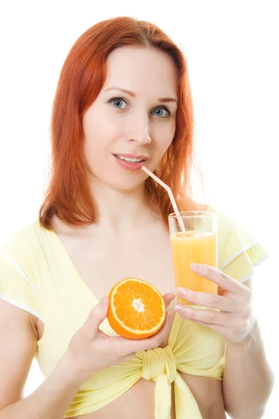 一杯果汁和橙色的苗条女孩 — 图库照片