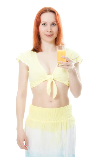 Slank meisje met een glas sap en oranje — Stockfoto
