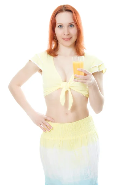 Стройная девушка со стаканом сока и апельсином — стоковое фото