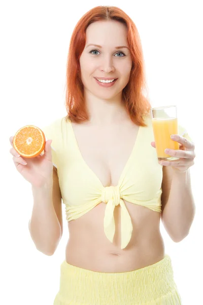 Štíhlá dívka s sklenici šťávy a oranžové — Stock fotografie