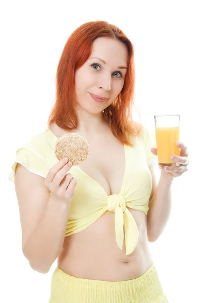Giovane donna con succo d'arancia e pani — Foto Stock