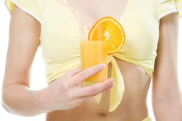 Smal flicka med ett glas juice och orange — Stockfoto