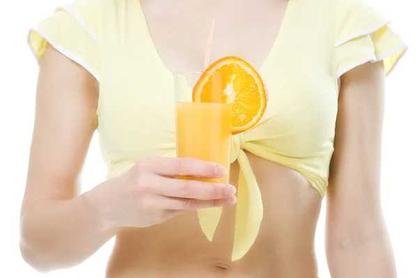 Стройная девушка со стаканом сока и апельсином — стоковое фото