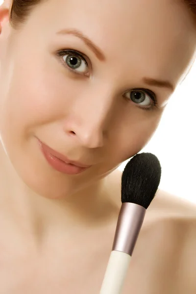 Mulher bonita com pincel de maquiagem perto do rosto — Fotografia de Stock