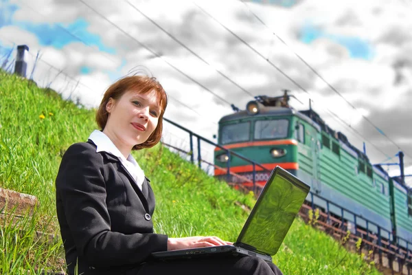 Mulher de negócios bonita trabalhando em um computador — Fotografia de Stock
