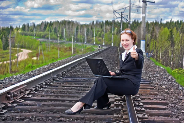 Mooie zakenvrouw werken op een computer — Stockfoto