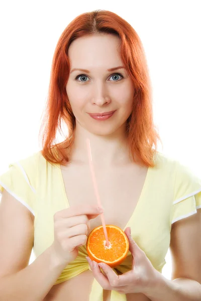 Menina esbelta com um copo de suco e laranja — Fotografia de Stock