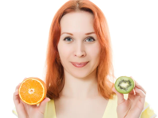 Portakal ve kivi meyve elinde olan kadın — Stok fotoğraf
