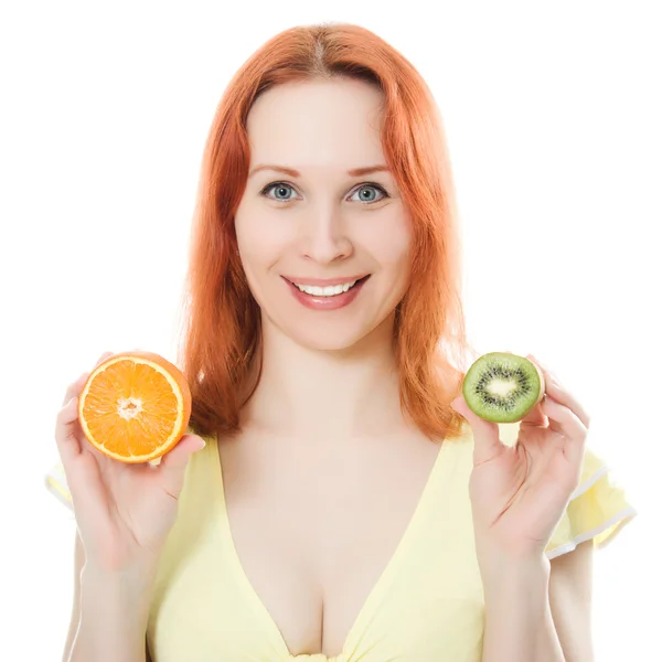 Жінка з апельсиновими і ківі фруктами в руках — стокове фото