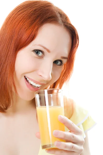 Smal flicka med ett glas juice och orange — Stockfoto