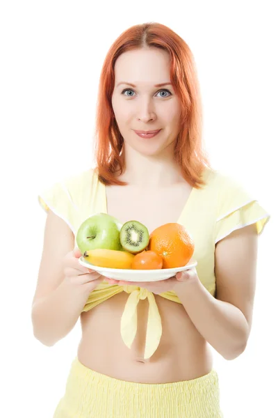 Jeune femme avec des fruits sur une assiette — Photo
