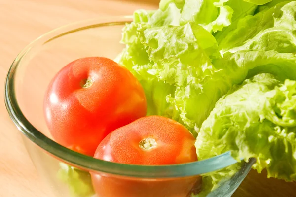 Salade verte et tomates isolées — Photo
