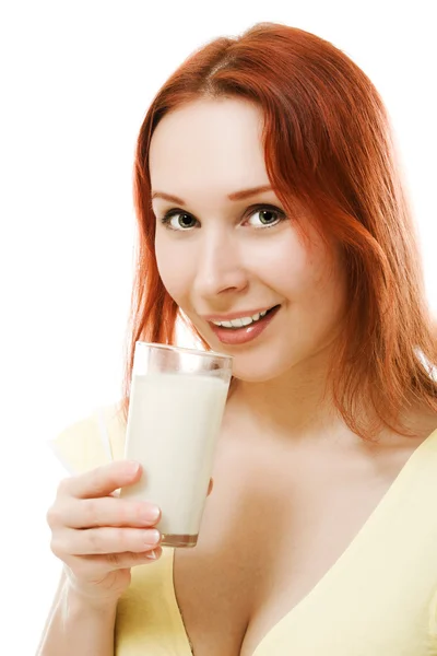 Жінка п'є молоко — стокове фото
